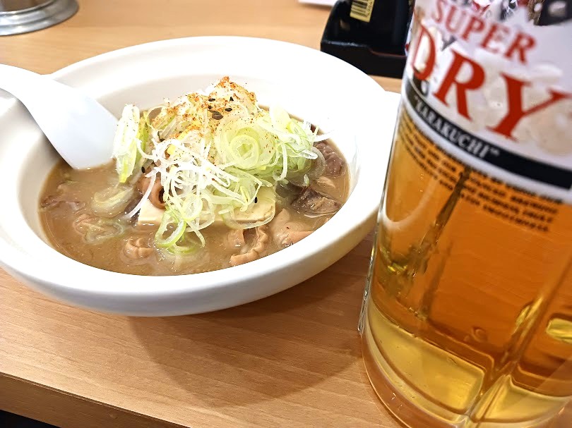 定番の「特製もつ煮込み」で乾杯!